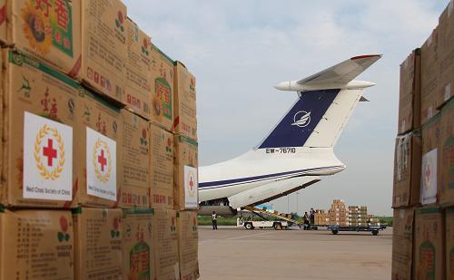 8月17日,工人在天津?yàn)I海國(guó)際機(jī)場(chǎng)搬運(yùn)救援物資。8月18日凌晨,由中國(guó)紅十字會(huì)向利比亞提供的第一批緊急人道主義救援物資從天津啟運(yùn),將于次日抵達(dá)利比亞班加西。首批啟運(yùn)物資共計(jì)90噸,包括大米、食用油及藥品。中國(guó)紅十字會(huì)將向利比亞提供價(jià)值5000萬(wàn)人民幣的緊急人道主義救援物資,分批運(yùn)往利比亞。新華社記者 邢廣利