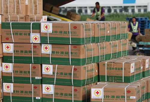 8月17日,工人在天津?yàn)I海國(guó)際機(jī)場(chǎng)搬運(yùn)救援物資。新華社記者 邢廣利 攝