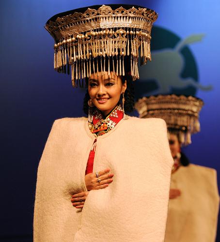 8月31日,演員在展示彝族服飾。當(dāng)晚,作為“中國(guó)·呼和浩特少數(shù)民族文化旅游藝術(shù)節(jié)”最后一項(xiàng)內(nèi)容——“全國(guó)少數(shù)民族地區(qū)民族服飾展示專場(chǎng)演出”在呼和浩特舉行。來自新疆、吉林、四川、湖南、廣西、青海、內(nèi)蒙古等7個(gè)省區(qū)的10多個(gè)少數(shù)民族的演員向呼和浩特觀眾展示了多姿多彩的少數(shù)民族服飾。新華社記者 阿斯鋼 攝