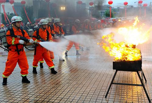 11月7日,在陜西全民消防宣傳月活動(dòng)啟動(dòng)儀式現(xiàn)場(chǎng),消防官兵展示滅火技巧。新華社發(fā)(袁景智 攝)