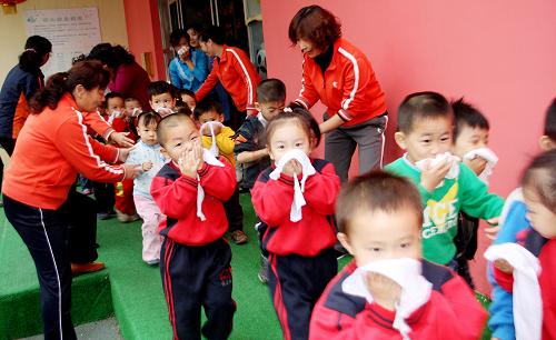 11月8日,江西省德興市銅礦幼兒園中區(qū)分園的工作人員引導(dǎo)小朋友進(jìn)行“逃生”應(yīng)急演練。當(dāng)日,江西省德興市銅礦幼兒園中區(qū)分園組織全體師生開展預(yù)防火災(zāi)應(yīng)急演練和消防知識(shí)宣講活動(dòng),旨在提高師生的防火意識(shí)和自我保護(hù)能力,迎接“11·9”全國消防日到來。新華社發(fā)(卓忠偉 攝)