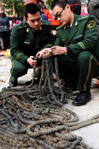 1月11日,福建省連江縣公安邊防民警對查扣的疑似古錢幣進行清點。近日,福建公安邊防民警在福建省連江縣筱埕海域執(zhí)勤時,在一艘福建寧德籍工程船上發(fā)現(xiàn)一批疑似古錢幣。據(jù)船主介紹,這批疑似古錢幣是這艘工程船在廣東省汕尾市附近海域清港作業(yè)時打撈上岸的。據(jù)初步統(tǒng)計,這批疑似古錢幣約50余萬枚。目前,當(dāng)?shù)剡叿啦块T正在組織力量清理,以便由文物部門作進一步鑒定。新華社記者 張國俊 攝