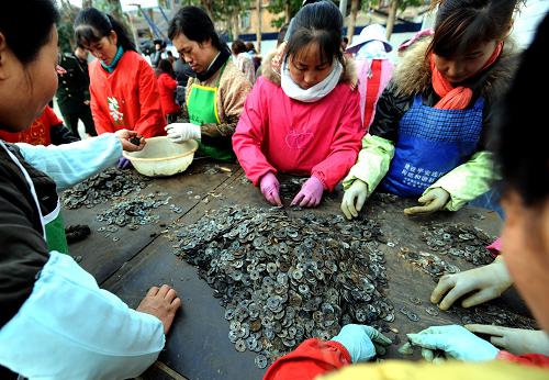 1月11日,福建省連江縣公安邊防部門組織人員在清理疑似古錢幣。新華社記者 張國俊 攝