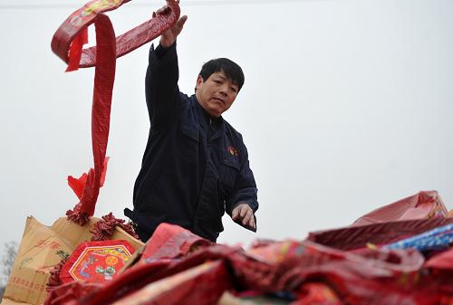 1月11日,工作人員準(zhǔn)備對收繳的非法煙花爆竹進(jìn)行集中銷毀。隨著春節(jié)臨近,為保障節(jié)日期間煙花爆竹儲存、運(yùn)輸、燃放安全,安徽省肥西縣開展煙花爆竹安全專項(xiàng)整治活動,將查繳的2800余件非法煙花爆竹進(jìn)行集中銷毀,為群眾平安過春節(jié)做好安全保障。新華社記者 劉軍喜 攝