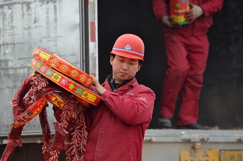 1月11日,工作人員準(zhǔn)備對收繳的非法煙花爆竹進(jìn)行集中銷毀。新華社記者 劉軍喜 攝