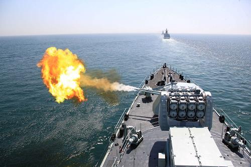 圖為“哈爾濱”艦實(shí)施主炮射擊(4月26日攝)。新華社記者 吳登峰 攝