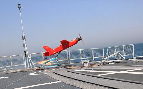 靶機(jī)起飛(4月26日攝于“哈爾濱”艦)。新華社記者 吳登峰 攝