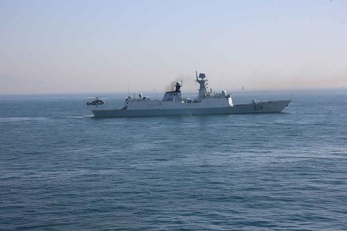 艦載機(jī)起飛準(zhǔn)備武力營(yíng)救“人質(zhì)”(4月26日攝)。新華社記者 吳登峰 攝