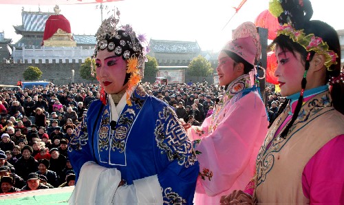 2月8日,南陽越調(diào)劇團(tuán)流動舞臺在社旗縣賒店鎮(zhèn)演出。新春時節(jié),河南省100部流動舞臺演出車送戲下鄉(xiāng),100多家文藝團(tuán)體走向千鄉(xiāng)萬村,方便基層群眾看戲。