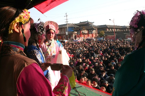 2月8日,南陽越調(diào)劇團(tuán)流動舞臺在社旗縣賒店鎮(zhèn)演出。新春時節(jié),河南省100部流動舞臺演出車送戲下鄉(xiāng),100多家文藝團(tuán)體走向千鄉(xiāng)萬村,方便基層群眾看戲。
