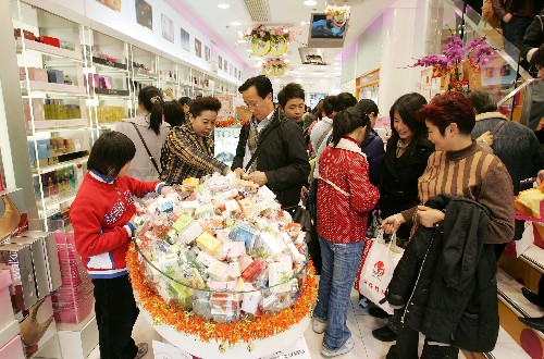 2月9日,內(nèi)地游客在香港著名化妝品連鎖店“莎莎”選購(gòu)商品。 春節(jié)期間,內(nèi)地游客的到來(lái)使香港節(jié)日市場(chǎng)更加紅火。據(jù)香港零售管理協(xié)會(huì)估計(jì),生活必需品營(yíng)業(yè)額將比去年春節(jié)期間上升5%,高檔消費(fèi)品營(yíng)業(yè)額將上升10%至20%。 新華社記者 周磊 攝