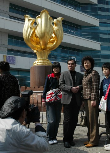 2月9日,幾位內(nèi)地游客在香港金紫荊廣場(chǎng)拍照留念。 新華社記者 張鳳國(guó) 攝