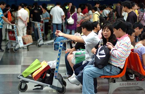 10月5日,旅客在??诿捞m機(jī)場(chǎng)等待辦理登機(jī)手續(xù)。當(dāng)日是“十一”黃金周的最后一天,海南省迎來(lái)了返程客流高峰,??诿捞m機(jī)場(chǎng)進(jìn)出港旅客預(yù)計(jì)達(dá)2.3萬(wàn)人次。新華社記者 郭程攝