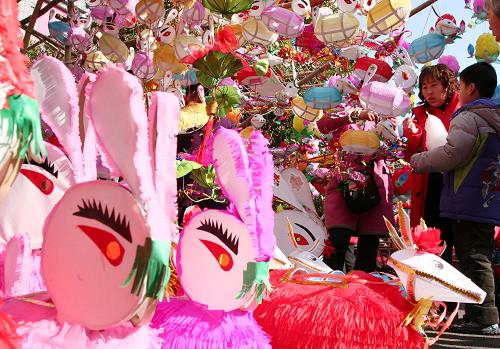 1月28日,一位小朋友在南京夫子廟傳統(tǒng)花燈市場挑選花燈。 當日是農(nóng)歷大年初三,南京天氣晴好,夫子廟扎燈藝人推出的荷花燈、菠蘿燈、獅子燈等30多個品種約40萬盞各式手扎傳統(tǒng)花燈,吸引了不少家長帶著孩子前來觀賞、選購,五顏六色的花燈讓孩子們目不暇接。 新華社發(fā)(王新 攝)