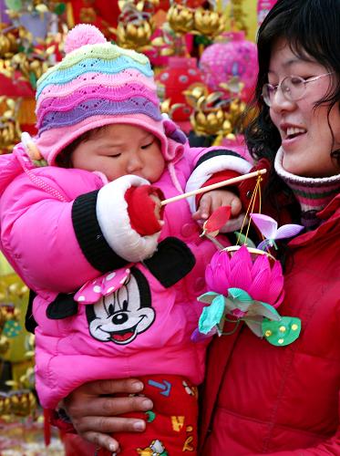 1月28日,在南京夫子廟傳統(tǒng)花燈市場,一位小朋友好奇地撥弄一盞荷花燈。 當日是農(nóng)歷大年初三,南京天氣晴好,夫子廟扎燈藝人推出的荷花燈、菠蘿燈、獅子燈等30多個品種約40萬盞各式手扎傳統(tǒng)花燈,吸引了不少家長帶著孩子前來觀賞、選購,五顏六色的花燈讓孩子們愛不釋手。 新華社發(fā)(王新 攝)