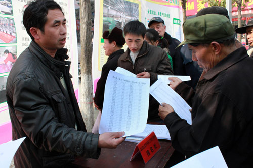 返鄉(xiāng)農(nóng)民工家門口就業(yè) 2月21日,湖南省龍山縣一家鞋墊廠的負(fù)責(zé)人在縣城招工時(shí),向求職者展示員工工資表。 湖南省龍山縣的一些民營(yíng)企業(yè)剛過春節(jié)就在車站、廣場(chǎng)設(shè)點(diǎn)招聘,希望以較好的待遇挽留準(zhǔn)備南下的務(wù)工人員,以滿足本地企業(yè)的用工需求。 新華社發(fā)(唐榮沛 攝)