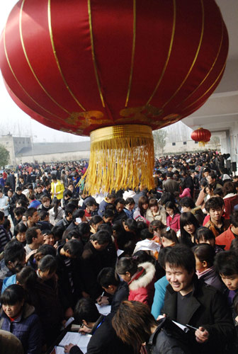 2月23日,招聘會(huì)現(xiàn)場(chǎng)人頭攢動(dòng),異常火爆。新華社記者 李健 攝