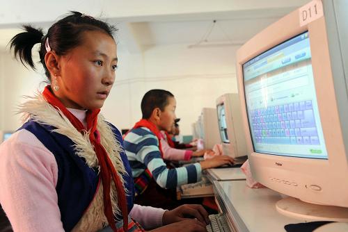10月15日,云南省迪慶藏族自治州德欽縣示范小學的六年級藏族女學生卓瑪拉次正在和同學一起上計算機課。海拔3400多米的云南省迪慶藏族自治州德欽縣地處云南和西藏的交界地帶,近年來,當?shù)孛褡褰逃聵I(yè)蓬勃發(fā)展,藏族孩子的入學率達到99%以上。從2007年起,德欽縣還實施了“藏區(qū)高原農(nóng)牧民子女學生生活補助工程”,讓當?shù)厣先f名農(nóng)牧民孩子受益。新華社記者 藺以光 攝