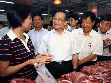 2007年8月4日,溫家寶在北京市新發(fā)地農(nóng)產(chǎn)品批發(fā)市場向市民了解肉類供應(yīng)情況。新華社記者鞠鵬攝