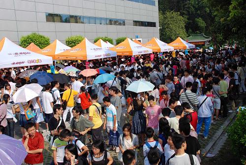 10月1日,在廣州開幕的穗港澳動(dòng)漫游戲展場(chǎng)外,購票的觀眾排起了長(zhǎng)隊(duì)。首屆中國(guó)國(guó)際漫畫節(jié)穗港澳動(dòng)漫游戲展于10月1日至5日在廣州舉行。據(jù)悉,展會(huì)突出中國(guó)原創(chuàng)漫畫,覆蓋動(dòng)畫及游戲產(chǎn)業(yè)鏈各環(huán)節(jié),為漫畫創(chuàng)作者、動(dòng)漫企業(yè)、影視制作機(jī)構(gòu)提供了交流合作平臺(tái)。新華社發(fā)