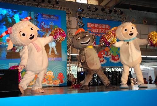 10月1日,在廣州開幕的穗港澳動(dòng)漫游戲展現(xiàn)場(chǎng),2010年廣州亞運(yùn)會(huì)吉祥物“樂羊羊”為觀眾表演節(jié)目。新華社發(fā)
