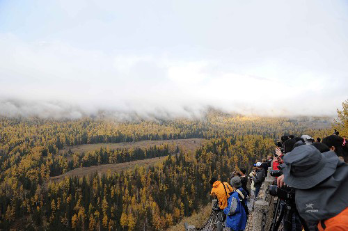 “十一”黃金周期間,新疆喀納斯旅游風(fēng)景區(qū)秋色宜人、風(fēng)景如畫(huà),醉人的湖光山色吸引眾多中外游客流連忘返。 新華社記者 沙達(dá)提 攝