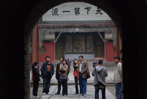 陜西漢中地震受損文物旅游景點(diǎn)恢復(fù)正常開(kāi)放 10月1日,游客在漢中市武侯祠游覽。 當(dāng)日,受汶川地震波及的陜西省漢中市37個(gè)受損文物單位全面恢復(fù)開(kāi)放,各文物旅游景點(diǎn)開(kāi)始進(jìn)入正常運(yùn)營(yíng)。 據(jù)了解,在四川汶川地震中,陜西省漢中市的八個(gè)國(guó)家級(jí)文保單位和11個(gè)省級(jí)文保單位受損嚴(yán)重,其中漢臺(tái)區(qū)拜將壇、玉皇廟,略陽(yáng)縣靈巖寺、江神廟,勉縣武侯祠等文博單位受損嚴(yán)重,曾先后閉館或半開(kāi)放進(jìn)行維修。 新華社記者 丁海濤攝