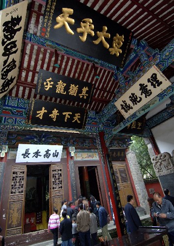 10月1日,游客在漢中市武侯祠游覽。