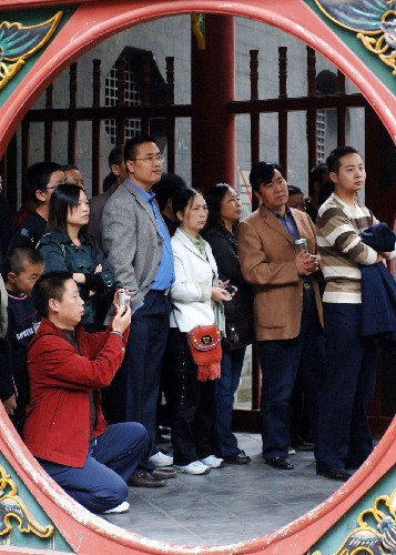 10月1日,游客在漢中市武侯墓游覽。