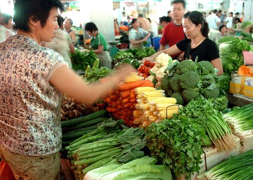 10月2日,三亞市民在市場選購蔬菜。當(dāng)日,記者在海南省三亞市各大食品市場調(diào)查發(fā)現(xiàn),國慶期間三亞市食品市場貨源充足、品種豐富、價(jià)格比較穩(wěn)定。其中,肉、蛋、糧、油類價(jià)格平穩(wěn),蔬菜類總體價(jià)格穩(wěn)定,水產(chǎn)品類受熱帶風(fēng)暴影響,價(jià)格出現(xiàn)小幅度上漲。 新華社發(fā)(郭程 攝)