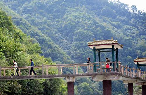 甘肅災(zāi)區(qū)旅游恢復(fù) 10月2日,游客在甘肅省隴南市康縣陽壩風(fēng)景區(qū)游玩。 甘肅省地震災(zāi)區(qū)隴南市設(shè)計制訂了應(yīng)對節(jié)假日的短線旅游方案,并開發(fā)具有當(dāng)?shù)刈匀毁Y源特點(diǎn)的短線旅游產(chǎn)品。目前,隴南地震災(zāi)區(qū)各旅游景點(diǎn)道路暢通,前來隴南災(zāi)區(qū)的游客數(shù)量已接近震前水平。 新華社記者 張錳 攝