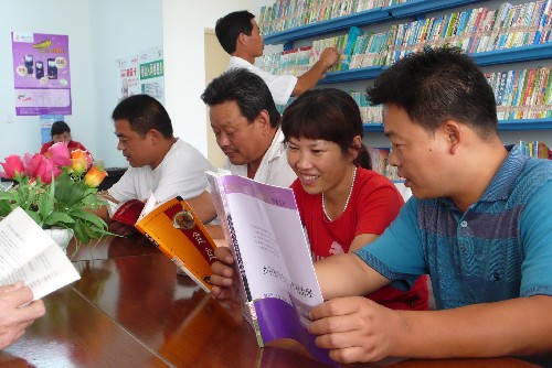 10月4日,淮北市烈山區(qū)洪莊村村民在“農(nóng)家書屋”里閱讀。 “十一”黃金周期間,安徽省淮北市烈山區(qū)洪莊村的村民紛紛到村里的“農(nóng)家書屋”,閱讀種植、養(yǎng)殖的科普書籍,為秋種做準(zhǔn)備。 新華社發(fā)(李博 攝)