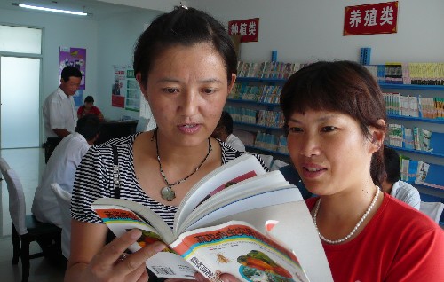10月4日,淮北市烈山區(qū)洪莊村兩名村民在“農(nóng)家書屋”里閱讀防治蔬菜病蟲害的圖書。 “十一”黃金周期間,安徽省淮北市烈山區(qū)洪莊村的村民紛紛到村里的“農(nóng)家書屋”,閱讀種植、養(yǎng)殖的科普書籍,為秋種做準(zhǔn)備。 新華社發(fā)(李博 攝)