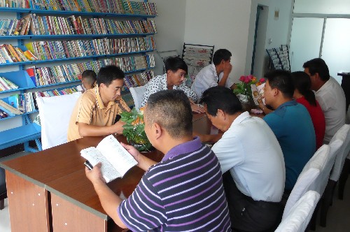 10月4日,淮北市烈山區(qū)洪莊村村民在“農(nóng)家書屋”里閱讀科普圖書。 “十一”黃金周期間,安徽省淮北市烈山區(qū)洪莊村的村民紛紛到村里的“農(nóng)家書屋”,閱讀種植、養(yǎng)殖的科普書籍,為秋種做準(zhǔn)備。 新華社發(fā)(李博 攝)
