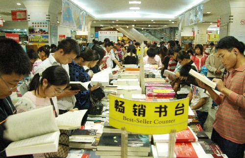 10月4日,眾多讀者在蘇州一書城內(nèi)翻閱書籍。“十一”長假期間,蘇州市民紛紛來到圖書館和書店閱覽圖書,感受讀書的快樂,充實自己的節(jié)日生活。 新華社發(fā)