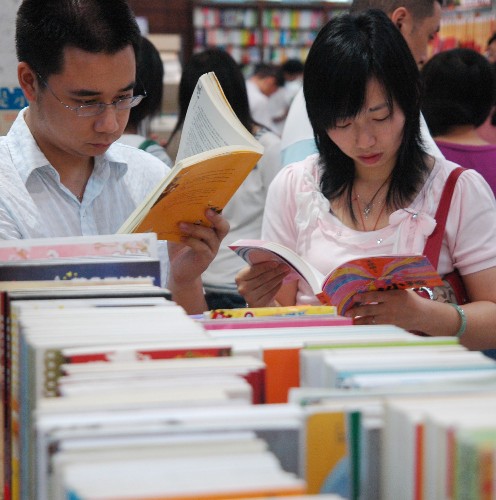 10月4日,讀者在蘇州一書城內(nèi)翻閱書籍。“十一”長假期間,蘇州市民紛紛來到圖書館和書店閱覽圖書,感受讀書的快樂,充實自己的節(jié)日生活。 新華社發(fā)