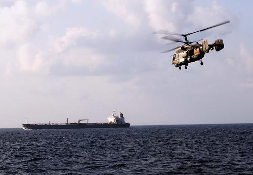 1月12日,在中國海軍護航編隊的亞丁灣護航行動中,一架艦載直升機在空中警戒。當?shù)貢r間1月12日6時(北京時間11時),中國海軍護航編隊為包括臺灣商船“宇善”號在內(nèi)的4艘船舶組織實施護航。這是中國海軍護航編隊抵達亞丁灣以來的第2次護航行動。新華社發(fā)(錢曉虎攝)