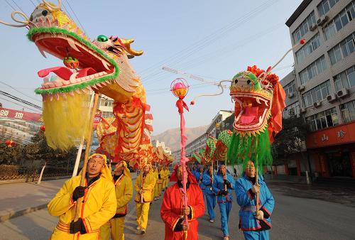 災(zāi)區(qū)群眾社火鬧新春 1月30日,舞龍的群眾演員走在武都區(qū)一條街道上。 當(dāng)天,地震災(zāi)區(qū)甘肅省隴南市多個(gè)縣、區(qū)舉行社火表演活動(dòng),讓廣大受災(zāi)群眾熱熱鬧鬧過(guò)大年。這樣的社火表演將一直持續(xù)到農(nóng)歷正月十五。 新華社記者韓傳號(hào)攝