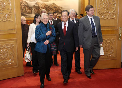 1月12日,春節(jié)臨近,中共中央政治局常委、國務(wù)院總理溫家寶在北京人民大會(huì)堂會(huì)見外國老專家和在華工作的優(yōu)秀外國專家代表以及他們的親屬,與他們親切座談。這是座談會(huì)結(jié)束后,溫家寶攙扶97歲的加拿大老專家伊莎白走出人民大會(huì)堂東大廳。 新華社記者 龐興雷 攝