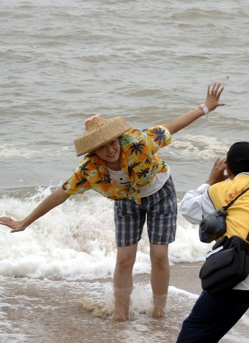 10月4日,游客在海南省瓊海市博鰲景區(qū)的萬(wàn)泉河上戲水。新華社記者 趙穎全 攝