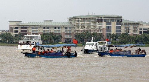 10月4日,海上旅游渡船在海南省瓊海市博鰲景區(qū)的萬(wàn)泉河上行駛。 海南省氣象臺(tái)10月4日14時(shí)發(fā)布危險(xiǎn)天氣預(yù)報(bào)稱:2008年第17號(hào)熱帶低壓“海高斯”,預(yù)計(jì)未來(lái)一天內(nèi)以15公里左右的時(shí)速先向偏北后折向東北方向移動(dòng),將于今天夜間在廣東省湛江到陽(yáng)東沿海地區(qū)登陸。“海高斯”離開(kāi)海南省,海南省瓊海市的海上旅游項(xiàng)目恢復(fù),游客盡情享受度假時(shí)光。 新華社記者 趙穎全 攝