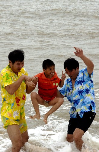 10月4日,游客在海南省瓊海市博鰲景區(qū)的萬(wàn)泉河上戲水。新華社記者 趙穎全 攝
