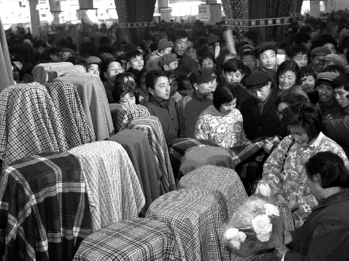 滄桑巨變?nèi)d 歡樂和諧中國年 2008年2月7日(農(nóng)歷正月初一)是中華民族最隆重的傳統(tǒng)佳節(jié)――春節(jié)。春節(jié)又叫“過年”。 我國實行改革開放30年來,綜合國力大幅提高,人民生活顯著改善,人們歡度春節(jié)的方式也發(fā)生了許多變化:年貨置辦更注重質(zhì)量,物質(zhì)年貨不斷豐富,精神文化類年貨越來越充實;很多家庭在飯店吃年夜飯;全家出門旅游成為闔家團圓的新習俗;拜年的方式由寄明信片轉變成發(fā)電子賀卡、手機短信……新形式、新手段的出現(xiàn),賦予了傳統(tǒng)佳節(jié)新的年味。親情凝聚、歡樂祥和的節(jié)日氣氛以及人們對幸福生活的美好祈盼這一春節(jié)永恒的主題始終不變。 這是1978年春節(jié)期間拍攝的上海第一百貨商店一角。 新華社發(fā)