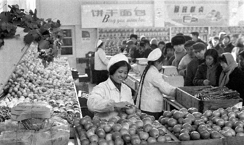 這是1978年春節(jié)期間拍攝的北京菜市口食品商店一角?! ?新華社發(fā)