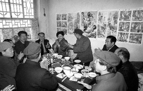 這是1984年春節(jié)期間,日本朋友在太原市金勝人民公社社員侯貴海家做客。 新華社發(fā)
