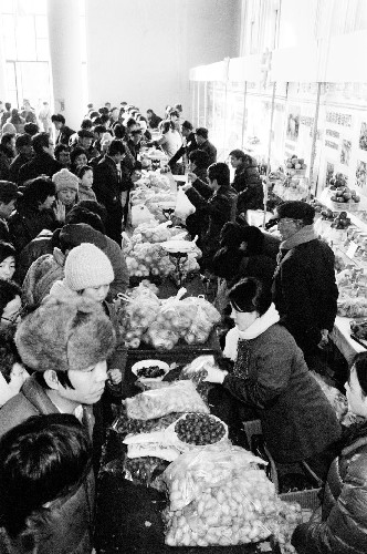 這是1988年1月27日在北京全國農(nóng)業(yè)展覽館舉行的第四屆春節(jié)農(nóng)副產(chǎn)品展銷會一角。 新華社發(fā)