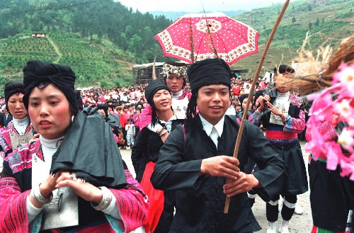 這是1998年2月7日拍攝的廣西泗水鄉(xiāng)周家村的瑤族群眾在表演歌舞,以慶祝脫貧后的第一個春節(jié)。 新華社發(fā)
