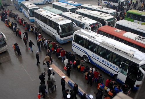 2月5日,許多旅客在合肥長途汽車站等候乘坐機關車回鄉(xiāng)。 為了保證旅客順利回鄉(xiāng)過年,安徽省交通、公路、海事等政府部門號召機關干部和職工盡量乘坐公交車輛,將空出的機關車和從社會抽調的91輛大型客車緊急投入運營,并把所得票款全部用于雪災援助。當日,這些機關車輛出勤200多臺次、運送旅客達6000多名。 新華社記者 王雷 攝