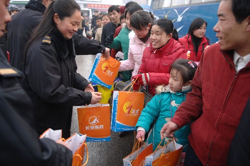 2月5日,大量旅客在合肥長途汽車站等候乘坐機關車回鄉(xiāng)。 新華社記者 王雷 攝