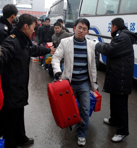2月5日,合肥長途汽車站運管人員組織旅客有序乘坐機關車。 新華社記者 王雷 攝